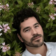 Fellipe deitado entre flores